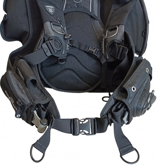 Поясной ремень с увеличенной самоцентрирующейся пряжкой, уникальная спинка, которая поддерживает поясницу, при помощи запатентованной системы «Wrapture», что создает невероятный комфорт и удобство в использовании.