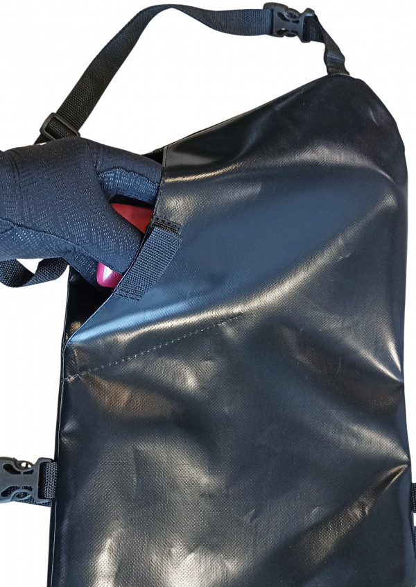 Сконструирована таким образом, чтобы обтекаемо размещаться поверх тела или костюма ныряльщика со стороны живота. Позволяет совместить подводную охоту с собирательством.