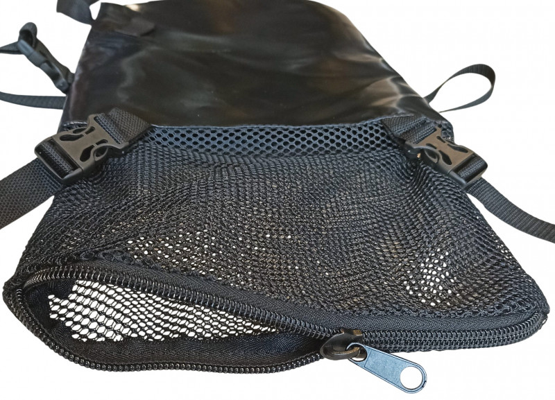 Удобное извлечение содержимого происходит через нижнее отделение на молнии по всей ширине сумки.