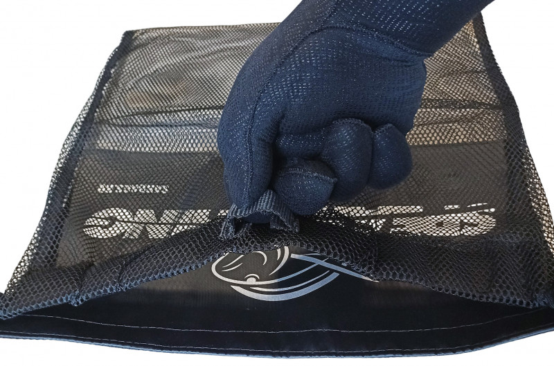 Верхняя уплотненная часть сетки на резинке с петелькой для открывания - это делает удобным ее использование даже в толстых перчатках.