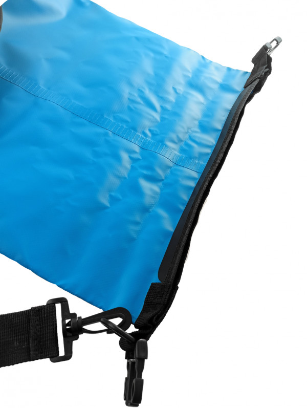 Верх мешка сворачивается на 2-3 оборота, создает надежный водный барьер и обеспечивает многократное использование без потери герметичности.