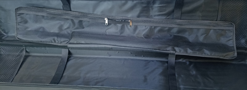 Внутри чехла имеется дополнительный карман на молнии для нужных мелочей.