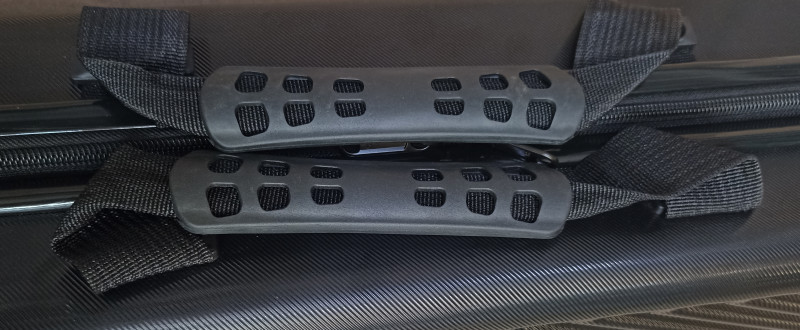 Для переноски чехол оборудован прочными ручками с прорезиненными накладками.