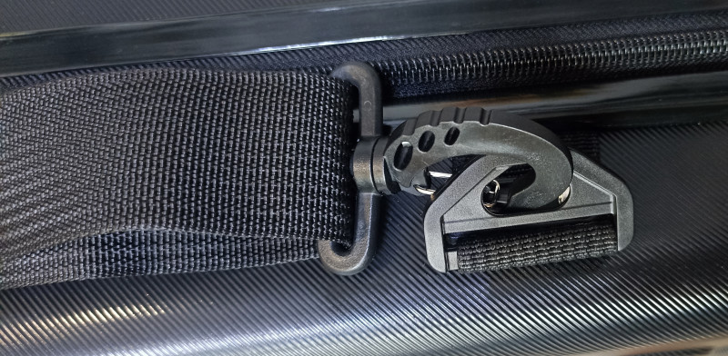 Кольцо и карабин для плечевого ремня изготовлены из прочного пластика.