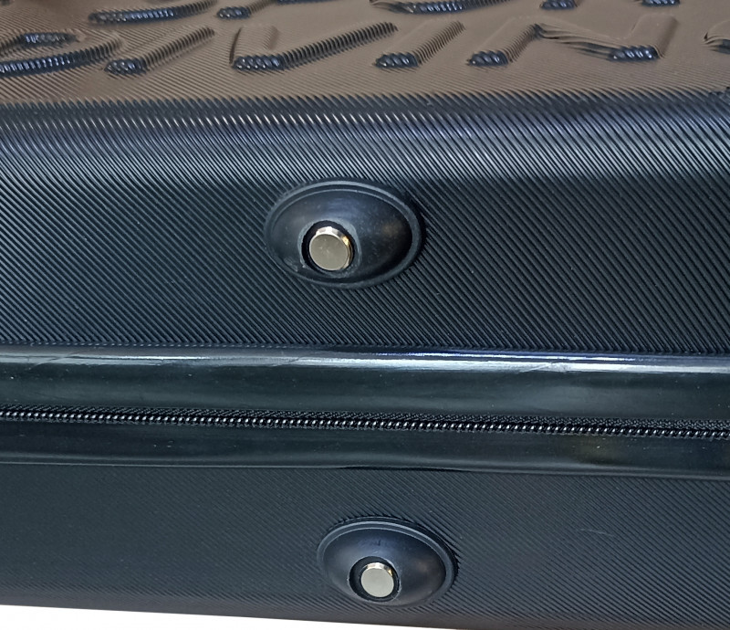 Пластиковые ножки с металлическими основаниями позволяют спокойно ставить чехол на пол. Да, даже такое предусмотрели.