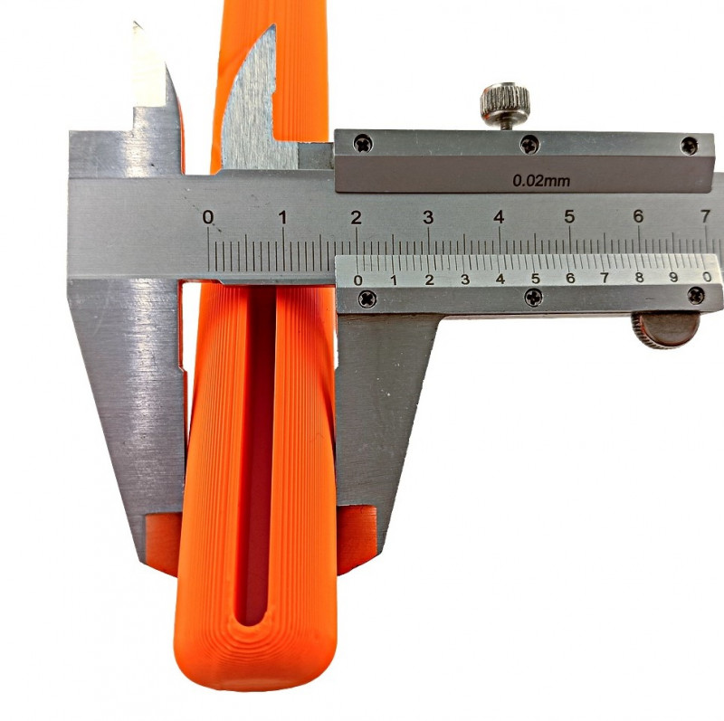 Диаметр палочки (с округлыми сторонами) составляет приблизительно 2см.