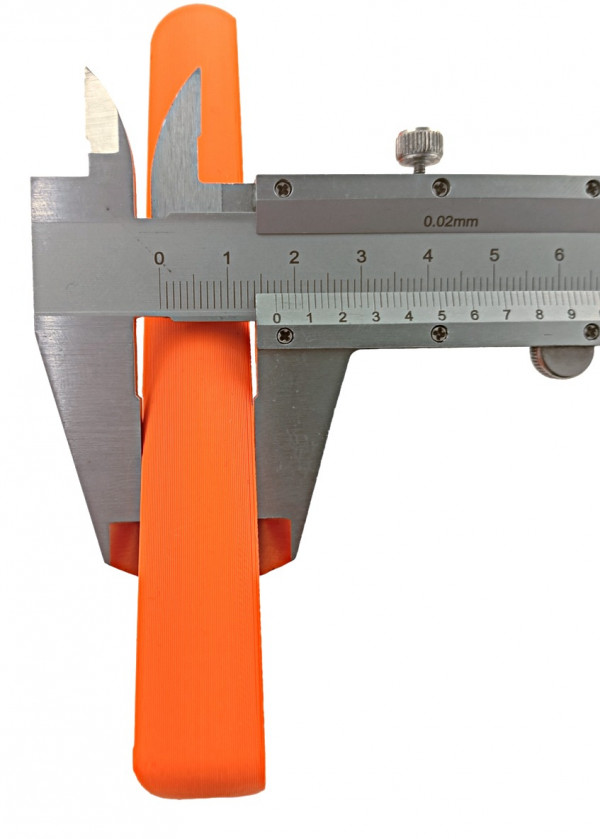 Диаметр палочки (со скошенной стороной) составляет приблизительно 1.7см.