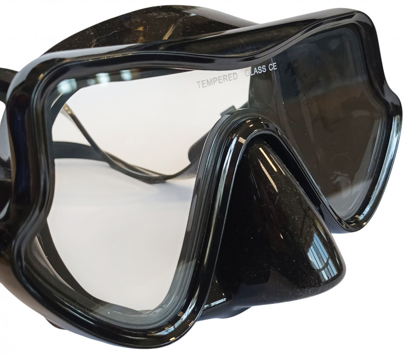 Одностекольная конструкция из крупного закаленного стекла.