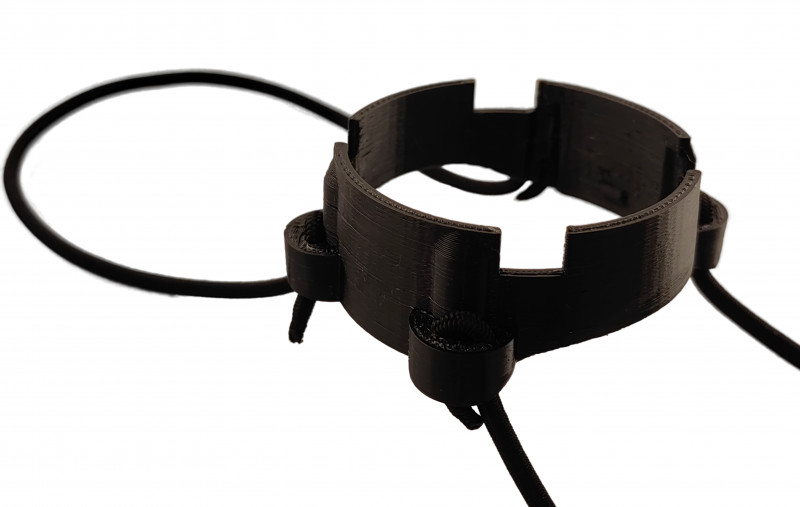 Очень удобный держатель подводного компьютера TUSA IQ700 на руку с резинками.