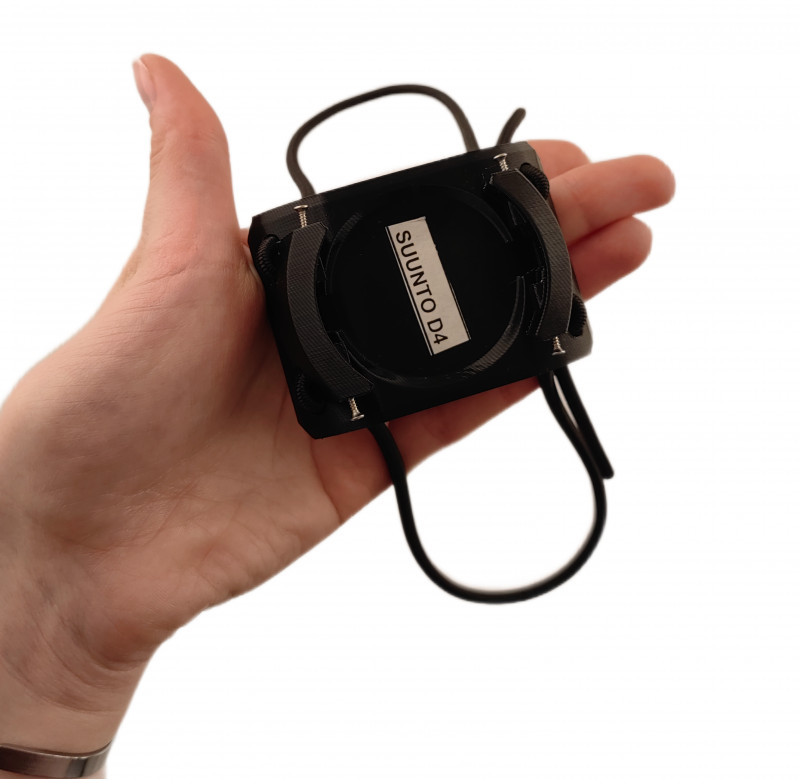 Расстояние между фиксирующими винтами - примерно 4.5см с любой стороны.