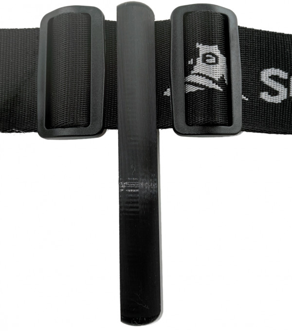 Качественная профессиональная палочка для фиксации длинного шланга регулятора на животе аквалангиста. Незаменимый и такой долгожданный аксессуар в техническом и продвинутом рекреационном дайвинге. Палочка прижимает шланг к корпусу, минимизируя его болтание в воде и риск зацепов за препятствия, а закругленные торцы снижают вероятность травмирования тела.