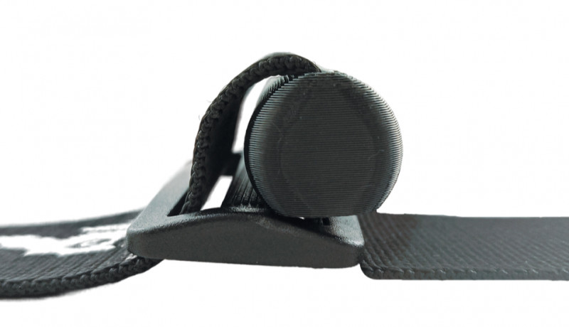 Для крепления на определенной части ремня пояса можно использовать стопорные пряжки.Также можно закрепить палочку любыми иными подходящими для вас способами.