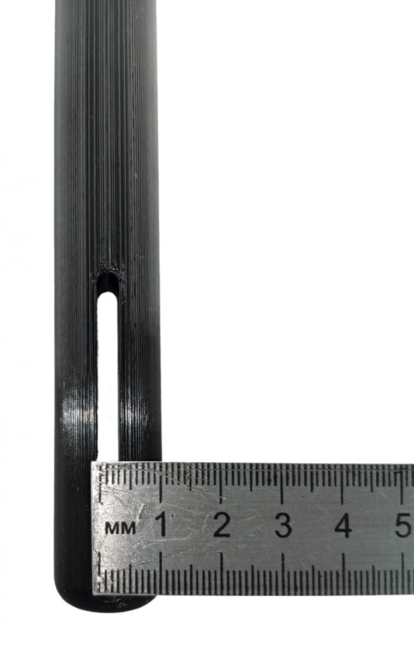 Для удобства крепления палочки к поясу имеется прорезь, ее ширина - около 0.4см.