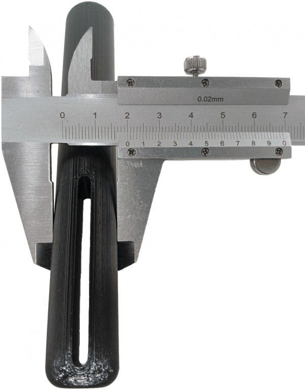 Диаметр палочки (с округлыми сторонами) составляет приблизительно 2см.
