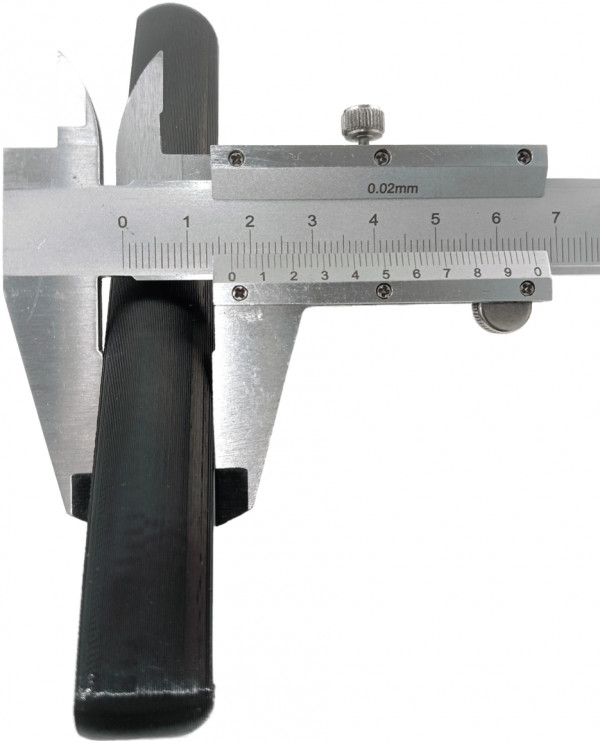 Диаметр палочки (со скошенной стороной) составляет приблизительно 1.7см.