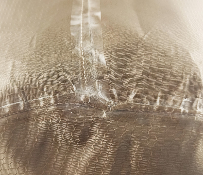 Швы у мешка прошиты и проклеены, но не герметичны.