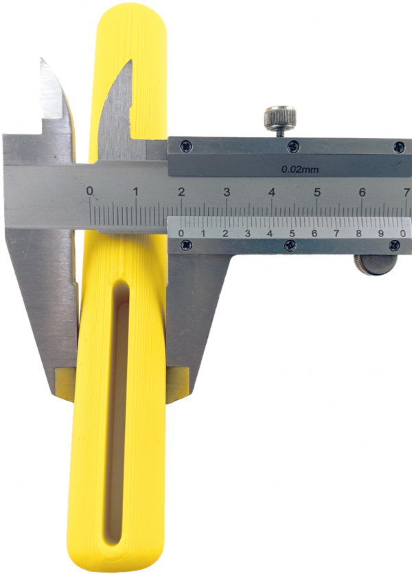 Диаметр палочки (с округлыми сторонами) составляет приблизительно 2см.