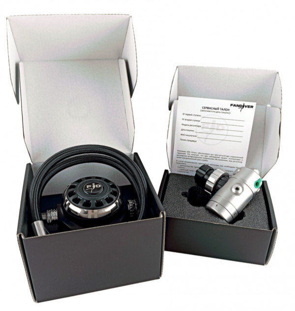 Комплект регулятора - это первая ступень F3 DIN в фирменной картонном боксе, вторая ступень D4 в фирменной картонном боксе, гибкий шланг в оплетке длиной около 75см, гарантийный талон на 1 год.