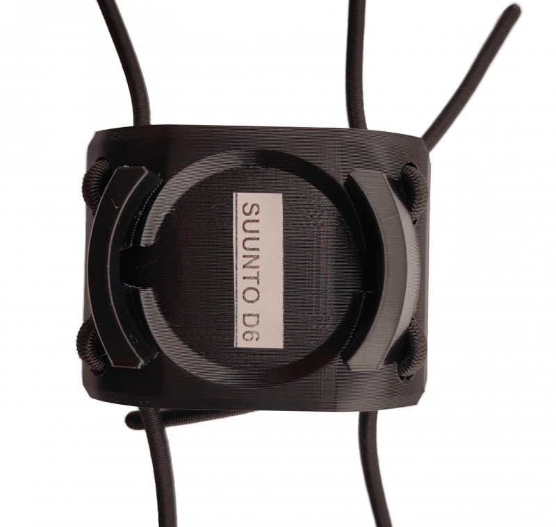 Прибор надежно крепится в отверстия, совпадающие с пазами под крепления ремешков в приборе.