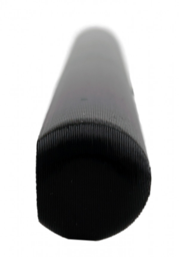 Палочка имеет D-образную форму (скошенную сторону).