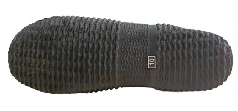 Ребристая подошва снижает риск проскальзывания при ходьбе по каменистым поверхностям.