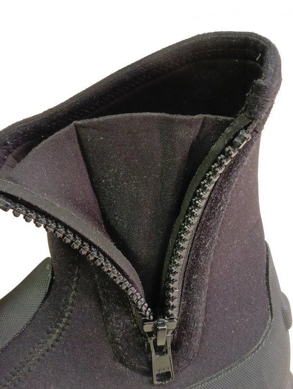 Для комфортного надевания бота вшита молния с подкладкой для лучшей герметизации.