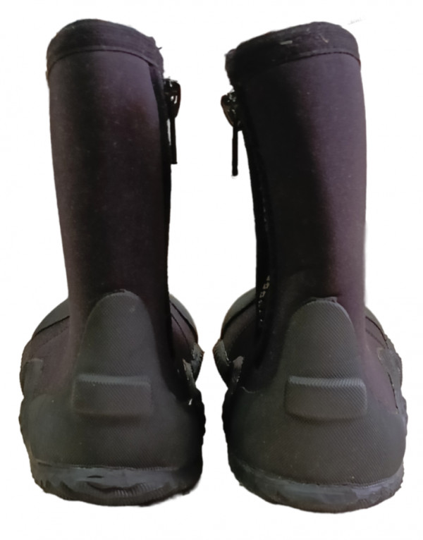 Также подошва заходит на пятку для усиления.