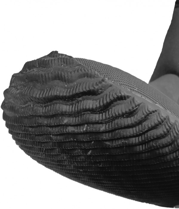 Обрезиненная поверхность на передней части бот служит для защиты пальцев от удара. Модель имеет усиления в области мысков и места контакта с галошей ласт.