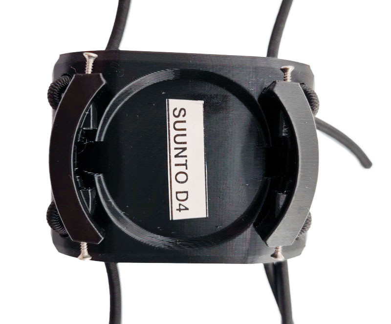 Компьютер крепится в держателе с помощью 4 винтов (они в комплекте).