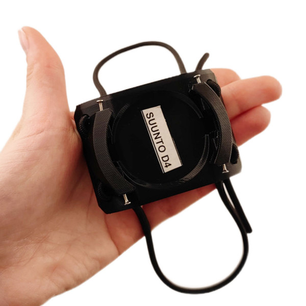 Расстояние между фиксирующими винтами - примерно 4.5см с любой стороны.