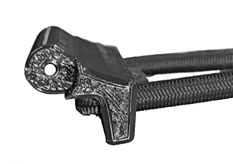 Для установки вам придется снять с компьютера Galileo Luna штатный ремешок и вставить пластиковые адаптеры ремешков вместо них.