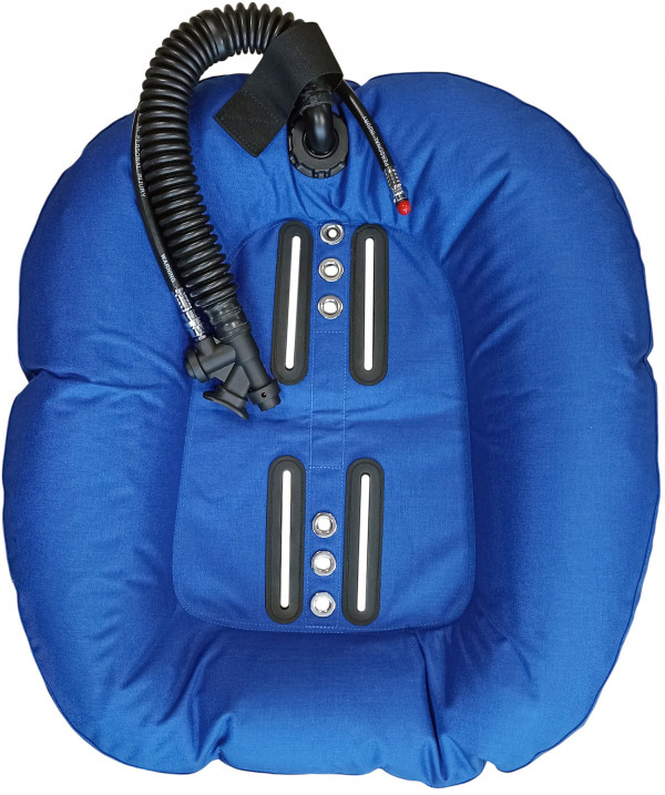 Точка крепления инфлятора расположена по центру сверху камеры, традиционный подход для крыльев подобного типа для лучшей управляемости.