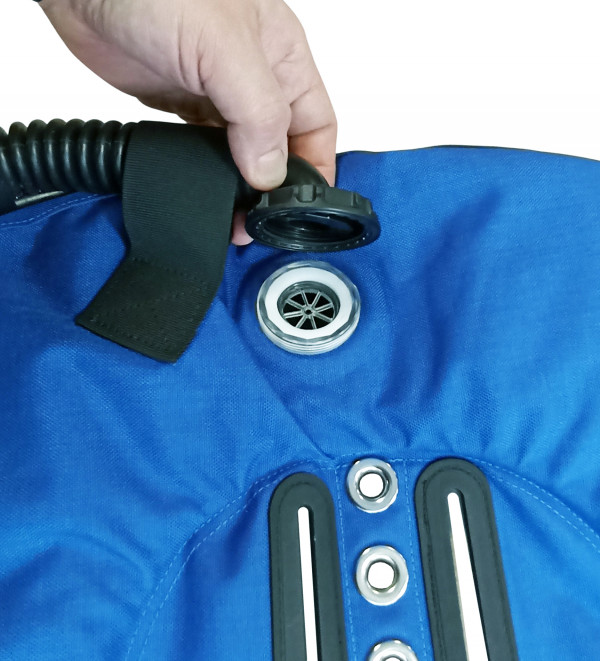 Качество исполнения крепления инфлятора к крылу на высшем уровне. Очень аккуратная белая силиконовая подкладка, такое редко увидишь в крыльях даже именитых производителей.