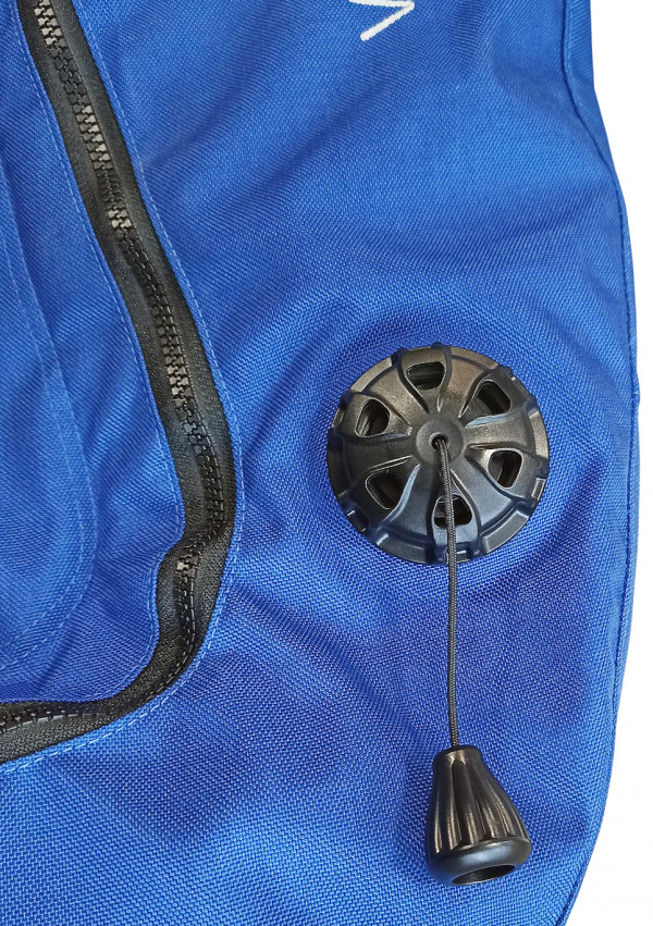 Автоматический стравливающий клапан (сбрасывает лишний воздух, если передуть крыло) расположен внизу под левую руку, вы легко сможете выпустить лишний газ при подъеме.