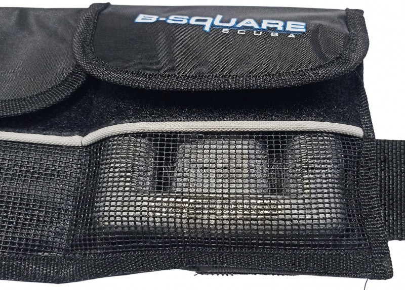 Снизу у кармана сетчатая вставка для быстрого выхода воды и высыхания содержимого между нырялкой. То есть груз можно не доставать, а хранить прямо в поясе.