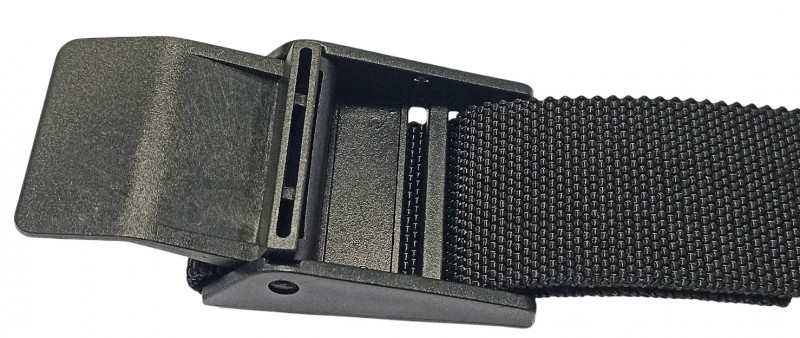 Пластиковая пряжка имеет четыре прорези, что дает большую вариативность при заправке в нее ремня.