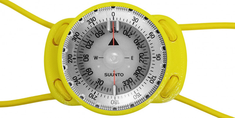 Благодаря венгерке такой компас быстро одевается на руку, независимо от толщины перчатки или гидрокостюма, он может легко перепрыгивать с места на место под водой, давая возможность переходить к точной навигации.