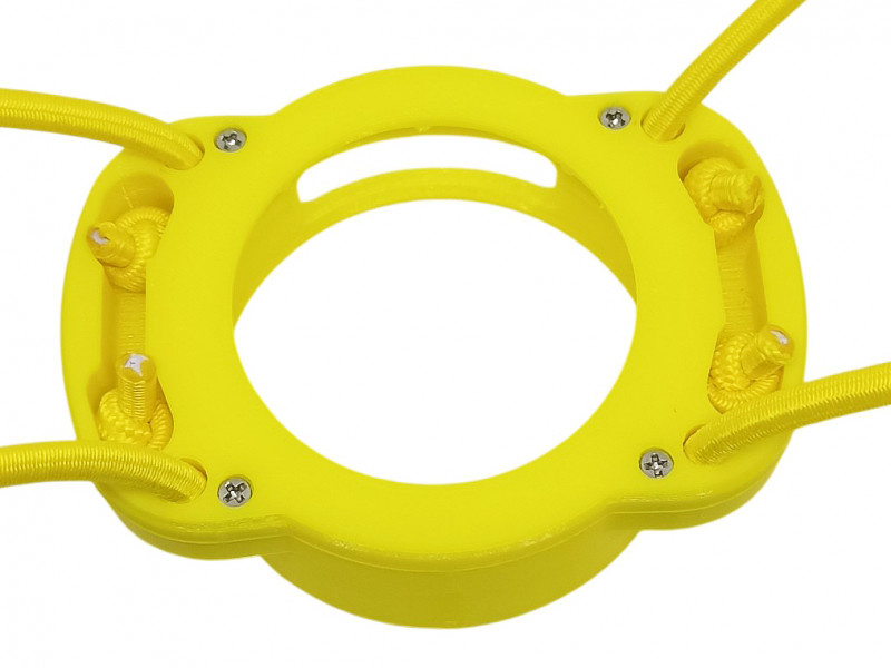 Компас надежно фиксируется внутри держателя прижимными нержавеющими болтами снизу.