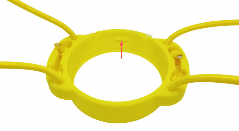 Компьютер крепится в держателе с помощью двух защелок по бокам.