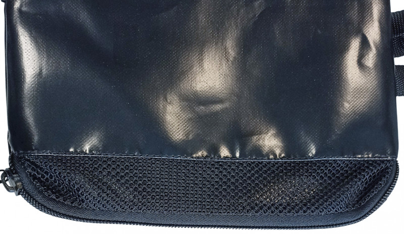 Сетка снизу питомзы позволяет быстро уйти воде при выходе на берег, но удерживает даже мелкие предметы.