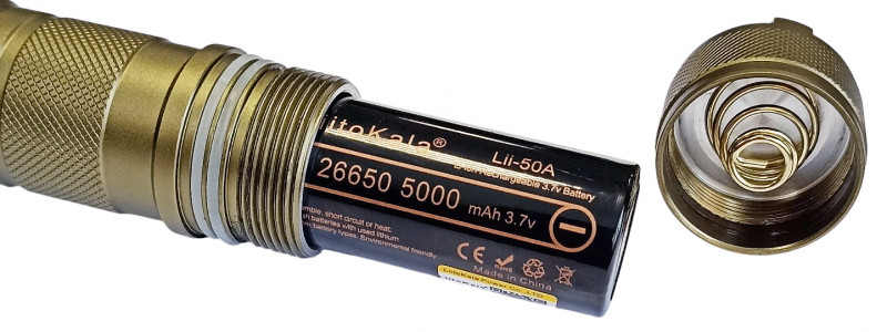 Работает от аккумуляторов 26650 с выпуклой плюсовой клеммой. Может работать от аккумуляторов 18650 с выпуклой плюсовой клеммой (переходники входят в комплект). Для замены откручивается задняя крышка. Герметичность обеспечивается двумя О-рингами (диаметр внешний - 24мм, внутренний - 22мм, толщина О-ринга - 2мм).