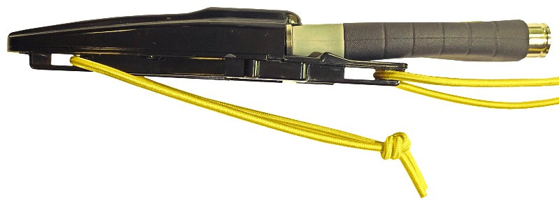 Резинка легко просовывается сквозь стандартное отверстие для ремешка в ножнах вашего инструмента.