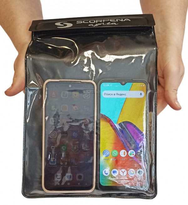 Легко помещаются два смартфона.