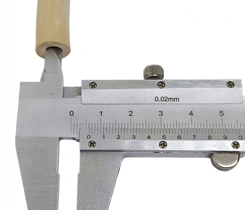 Внутренний диаметр - примерно 6мм.