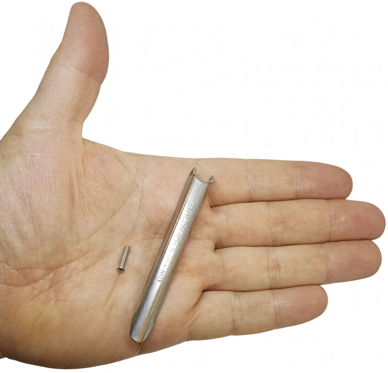 Размер флажка - 8.5х1.1см.