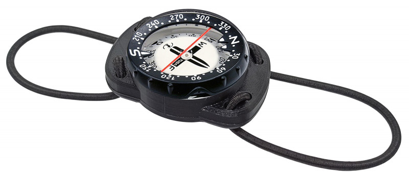 Все что вам нужно - вытащить компас из стандартной заводской оправы с ремешками и переставить его в пластиковый корпус держателя. Держатель с резинками позволяет быстро снимать и надевать прибор независимо от толщины костюма и мобильности ваших пальцев в перчатках.