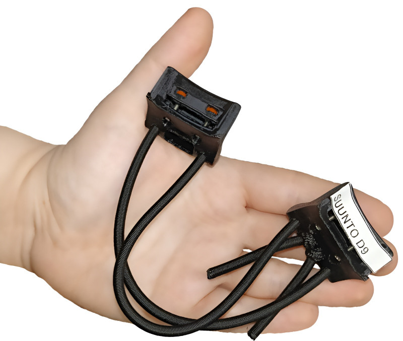 Эластичные резинки позволяют быстро надевать и снимать прибор на костюм любой толщины.