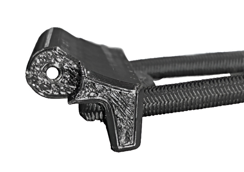 Для установки вам придется снять с компьютера Galileo Luna штатный ремешок и вставить пластиковые адаптеры ремешков вместо них.