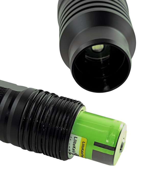 Работает от одного аккумулятора 18650, для замены откручивается голова фонаря. Герметичность обеспечена тремя уплотнителями (диаметр внешний - 2.4см, внутренний - 2см, толщина О-ринга - 2мм).