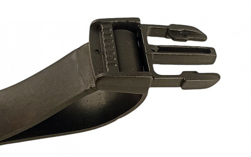 Ремешок к пряжке «папа» фиксируется в прорезях и регулируется по необходимой длине.